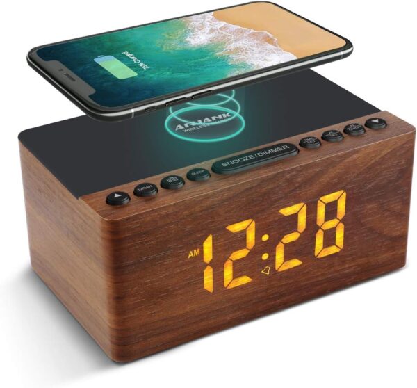 Reloj Despertador LED con Radio FM y Cargador Inalámbrico – Estilo madera | ✅AndreaSugiere